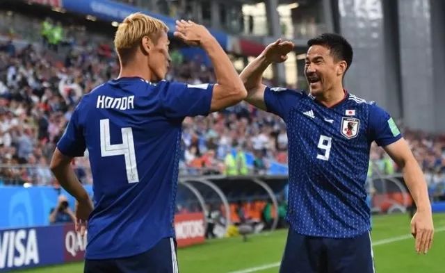 奥格斯堡补时绝平强敌,坚韧精神赢得满堂喝彩